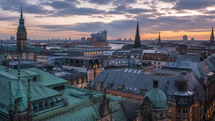 Blick über Hamburgs Dächer – Arbeitsplatz der Klempner-Gesellen